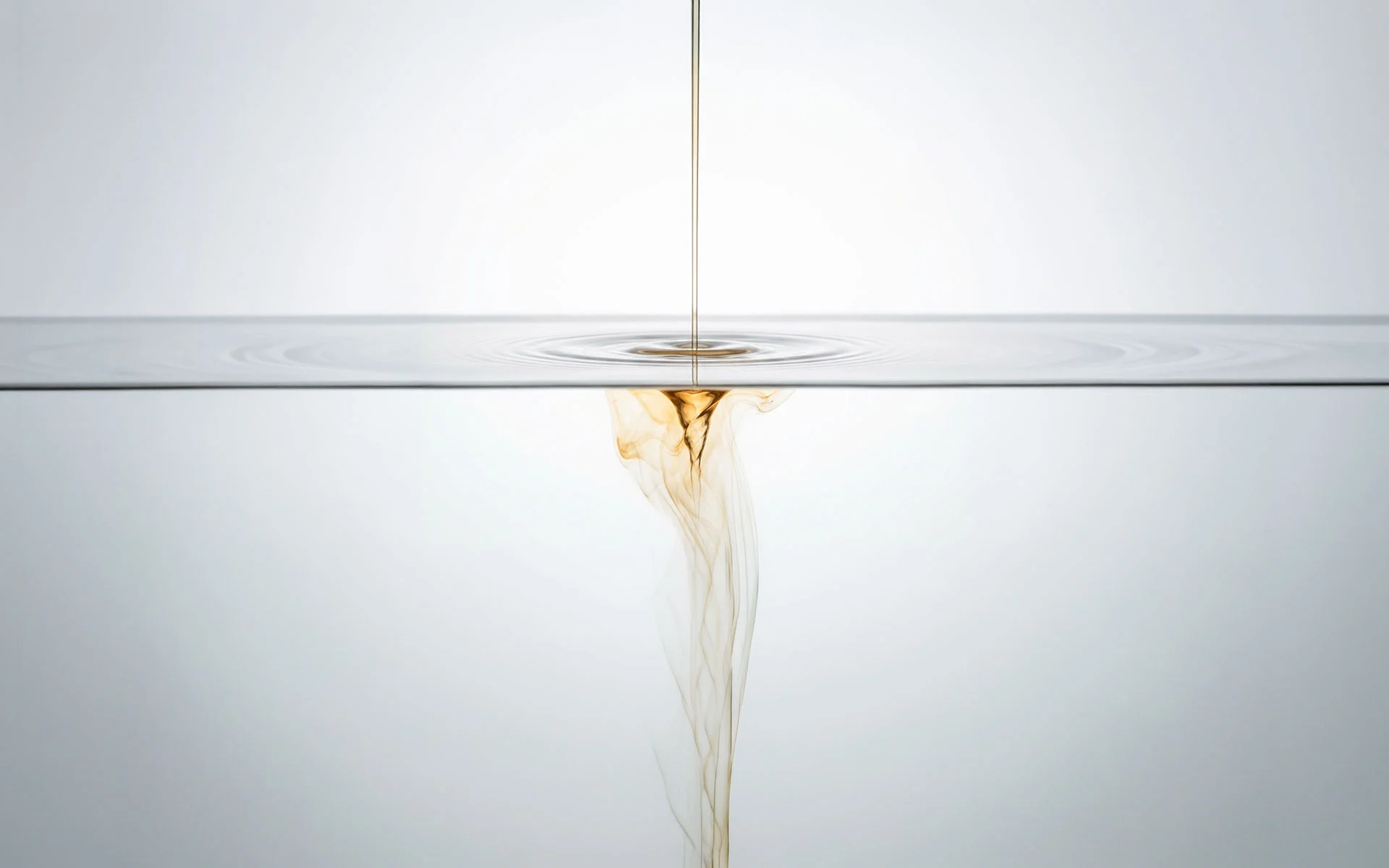 黄金色のアミノ酸が水面に滴り、波紋を描く